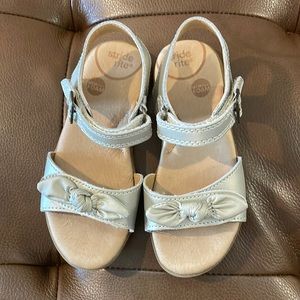 Stride Rite Memory Foam Champagne Whitney Sandal. Girls Size 10.